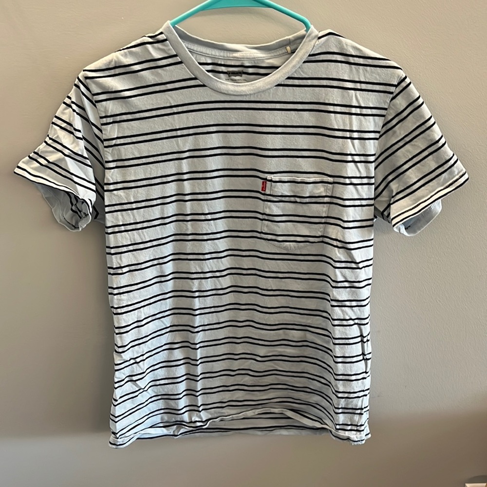 Men’s Levi’s shirt